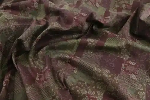 Tissu japonais patchwork fleuri bordeaux et marron, froissé à plat