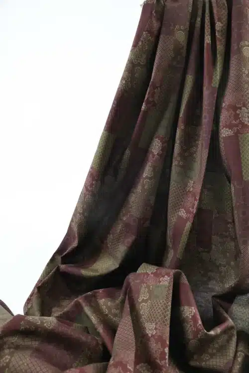 Tissu japonais patchwork fleuri bordeaux et marron, drapé