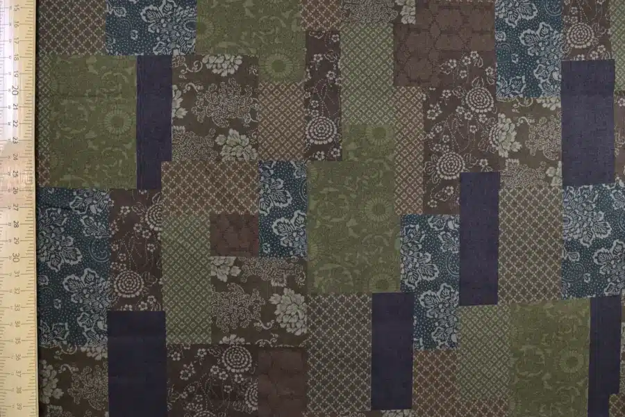 Tissu japonais patchwork fleuri kaki et marron, à plat avec règle