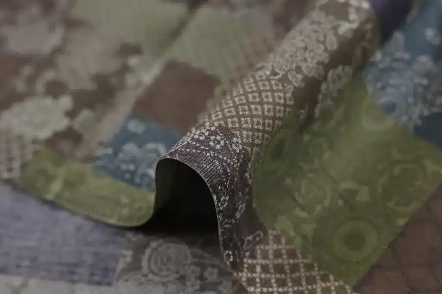 Tissu japonais patchwork fleuri kaki et marron, pli avec lisière et verso