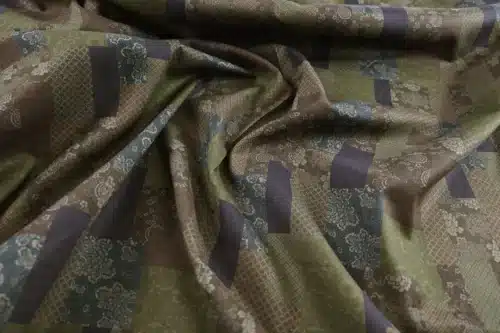 Tissu japonais patchwork fleuri kaki et marron, froissé à plat