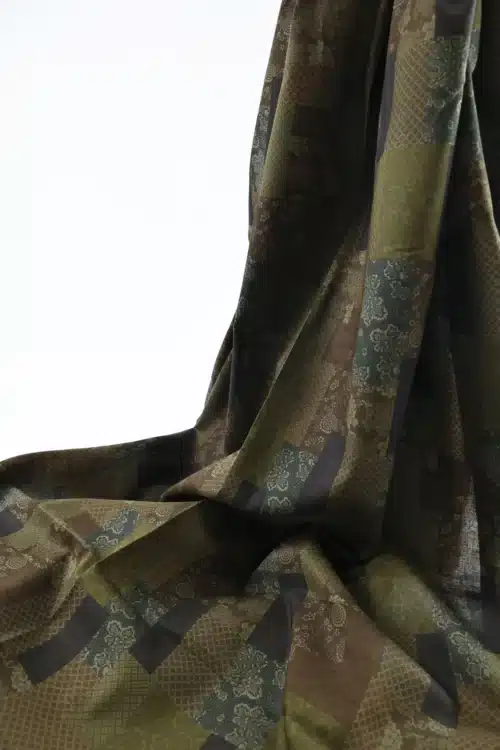 Tissu japonais patchwork fleuri kaki et marron, drapé