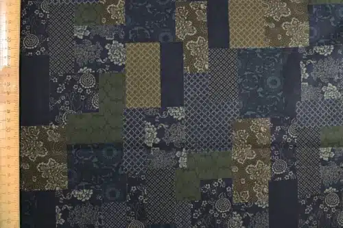 Tissu japonais patchwork fleuri bleu marine et marron, à plat avec règle