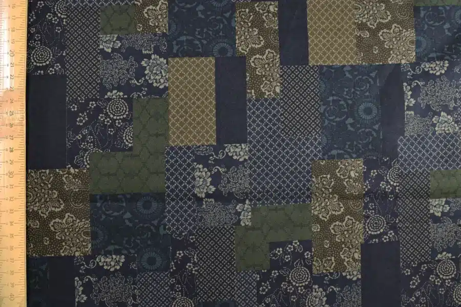 Tissu japonais patchwork fleuri bleu marine et marron, à plat avec règle