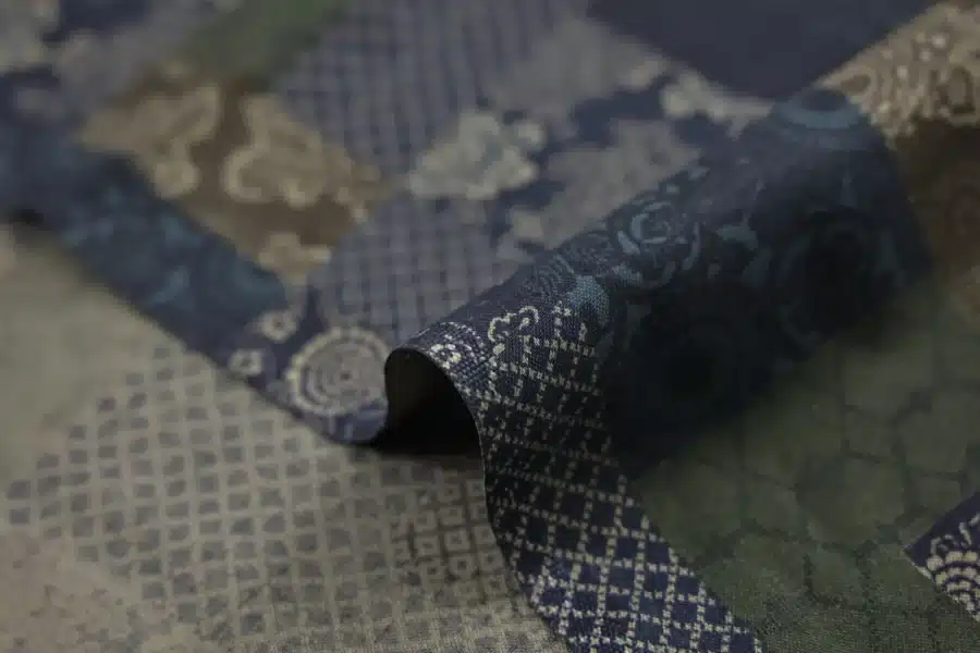 Tissu japonais patchwork fleuri bleu marine et marron, pli avec lisière et verso
