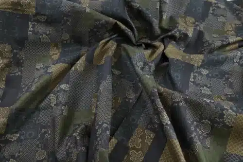 Tissu japonais patchwork fleuri bleu marine et marron, froissé à plat