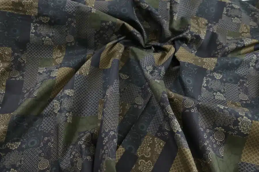 Tissu japonais patchwork fleuri bleu marine et marron, froissé à plat