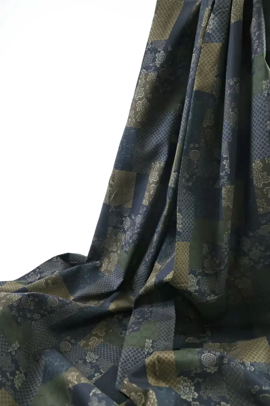 Tissu japonais patchwork fleuri bleu marine et marron, drapé