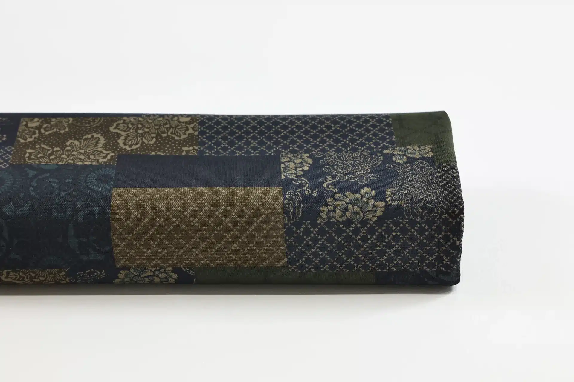 Tissu japonais patchwork fleuri bleu marine et marron