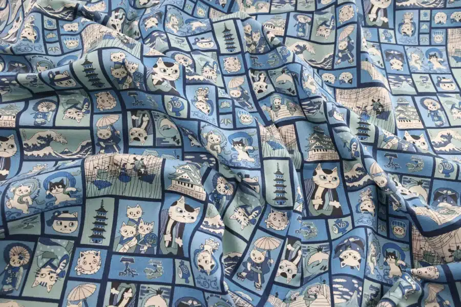 Tissu Japonais chats ukiyo-e fond bleu, drapé à plat