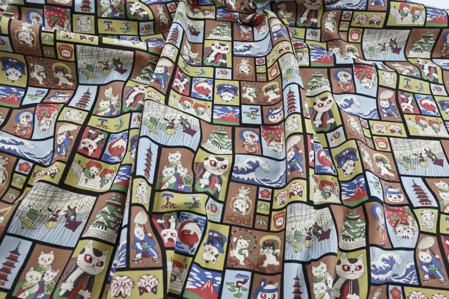 Tissu Japonais chats ukiyo-e fond marron, drapé à plat