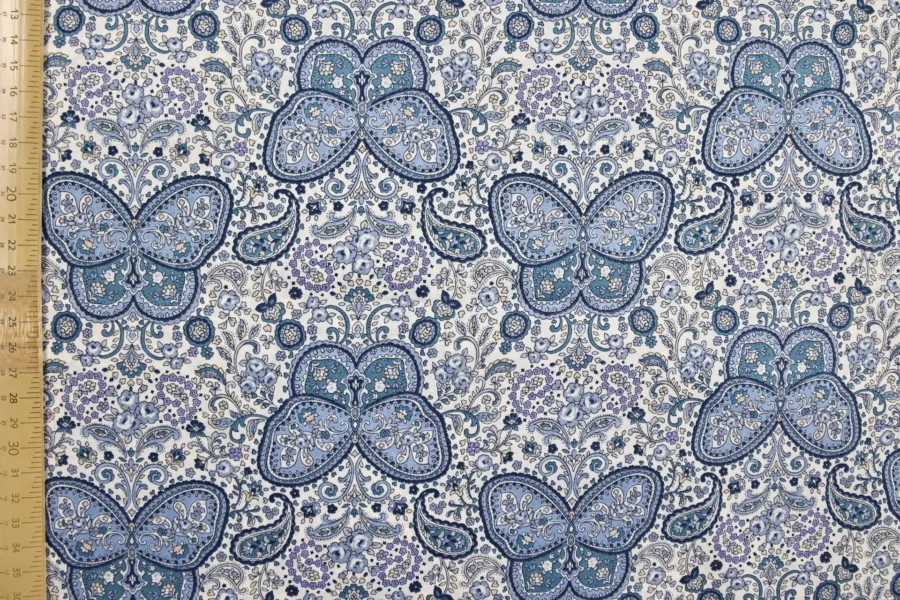 Tissu Japonais lawn papillons paisley bleus fond blanc - vue à plat avec règle
