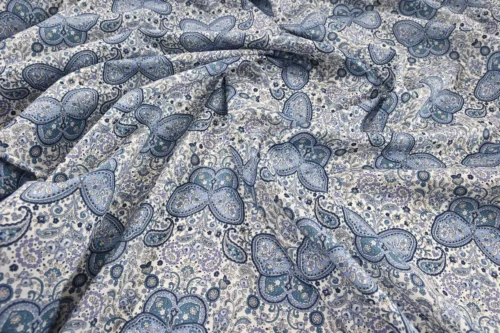 Tissu Japonais lawn papillons paisley bleus fond blanc - vue drapée