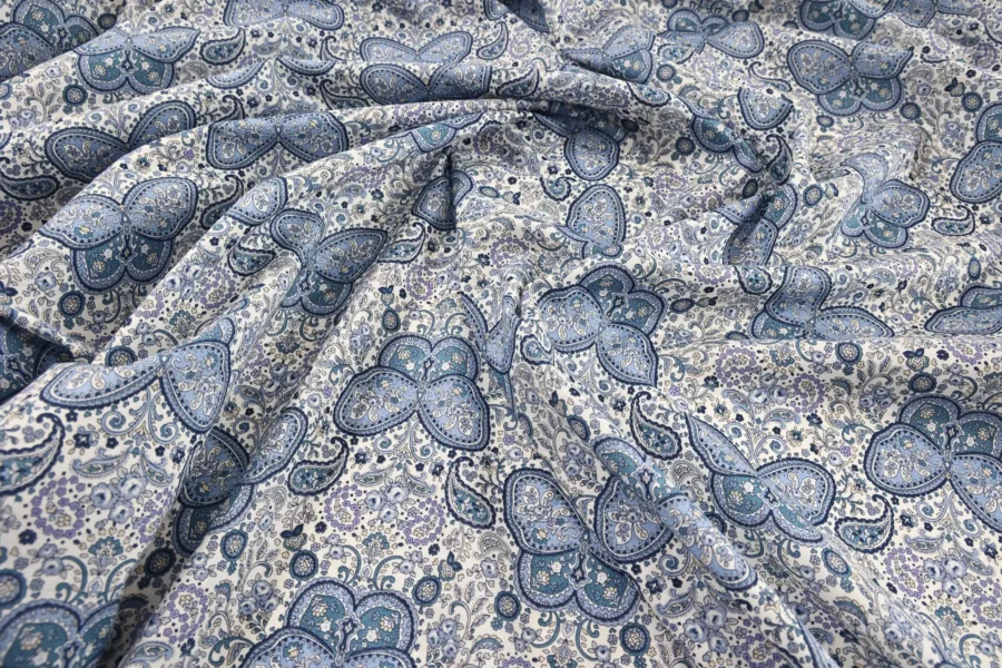 Tissu Japonais lawn papillons paisley bleus fond blanc - vue drapée