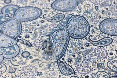 Tissu Japonais lawn papillons paisley bleus fond blanc - détail du tissu