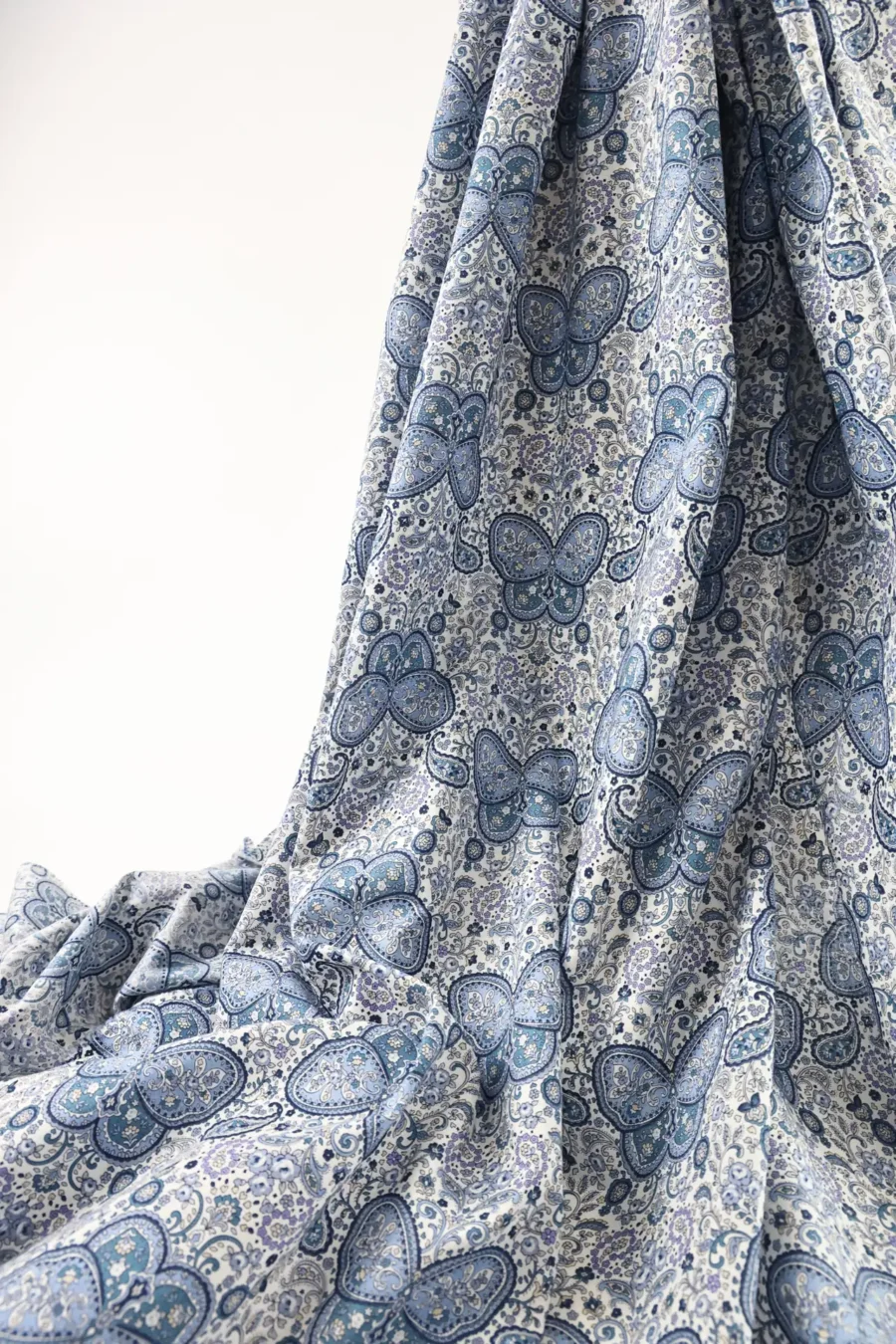 Tissu Japonais lawn papillons paisley bleus fond blanc - drapé suspendu
