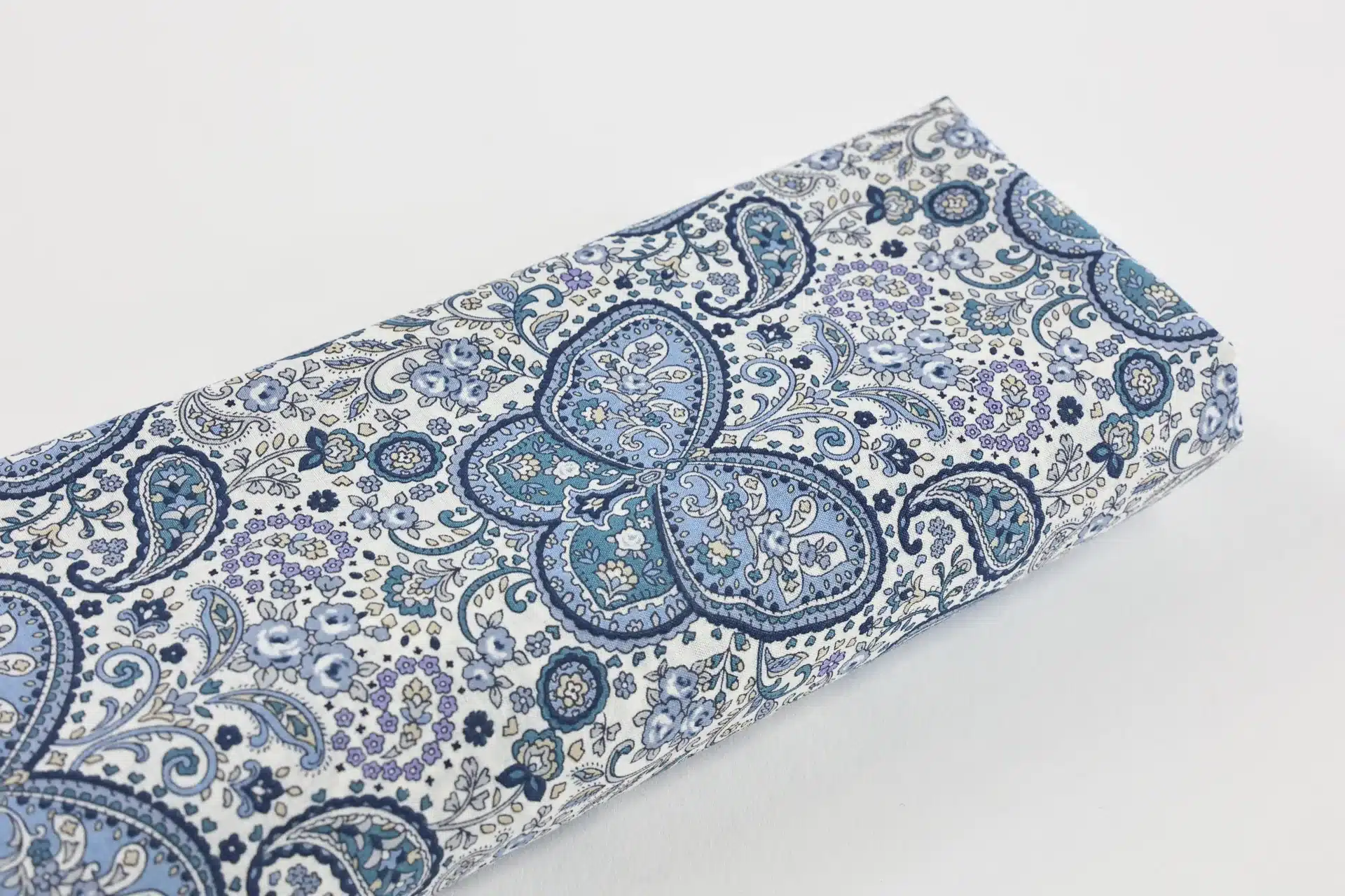 Tissu Japonais lawn papillons paisley bleus fond blanc - plan rouleau