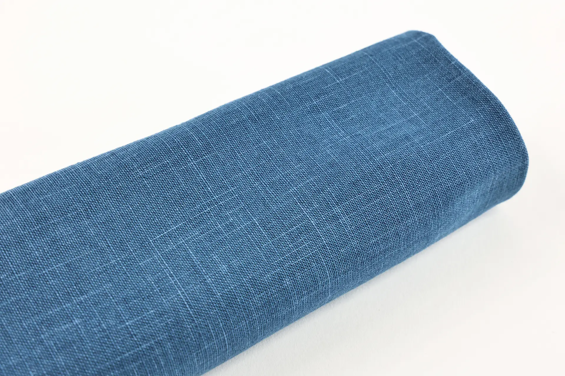 Tissu Japonais uni coton flammé bleu capri - plan rouleau