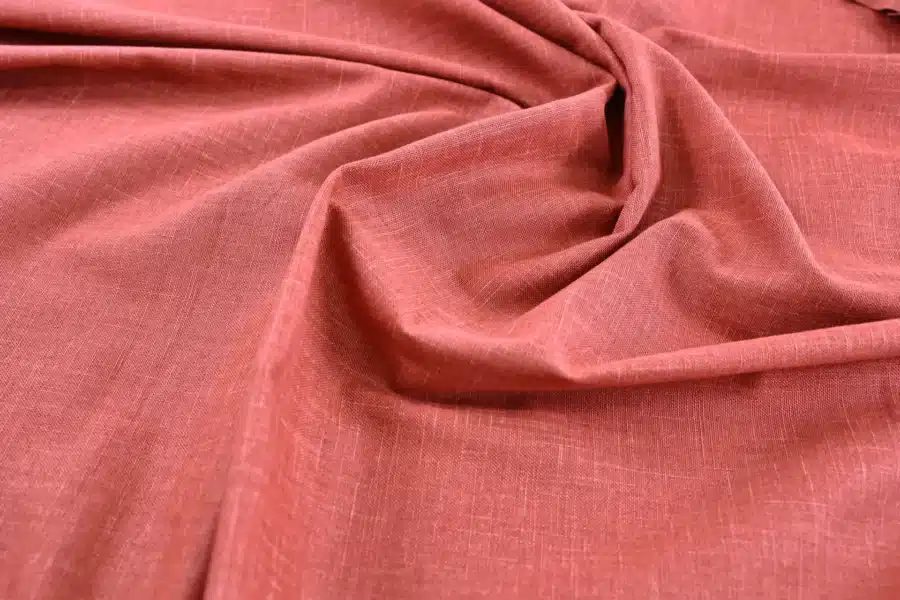 Tissu Japonais uni coton flammé rouge corail - vue drapée