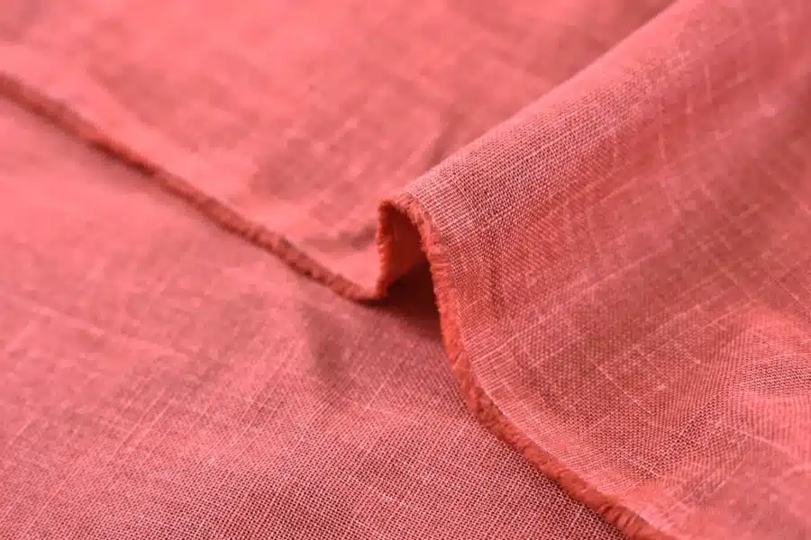 Tissu Japonais uni coton flammé rouge corail - détail du tissage flammé