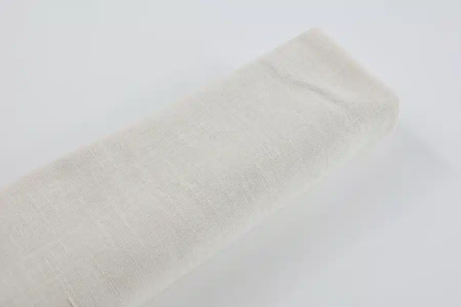 Tissu Japonais uni coton flammé blanc cassé - plan rouleau