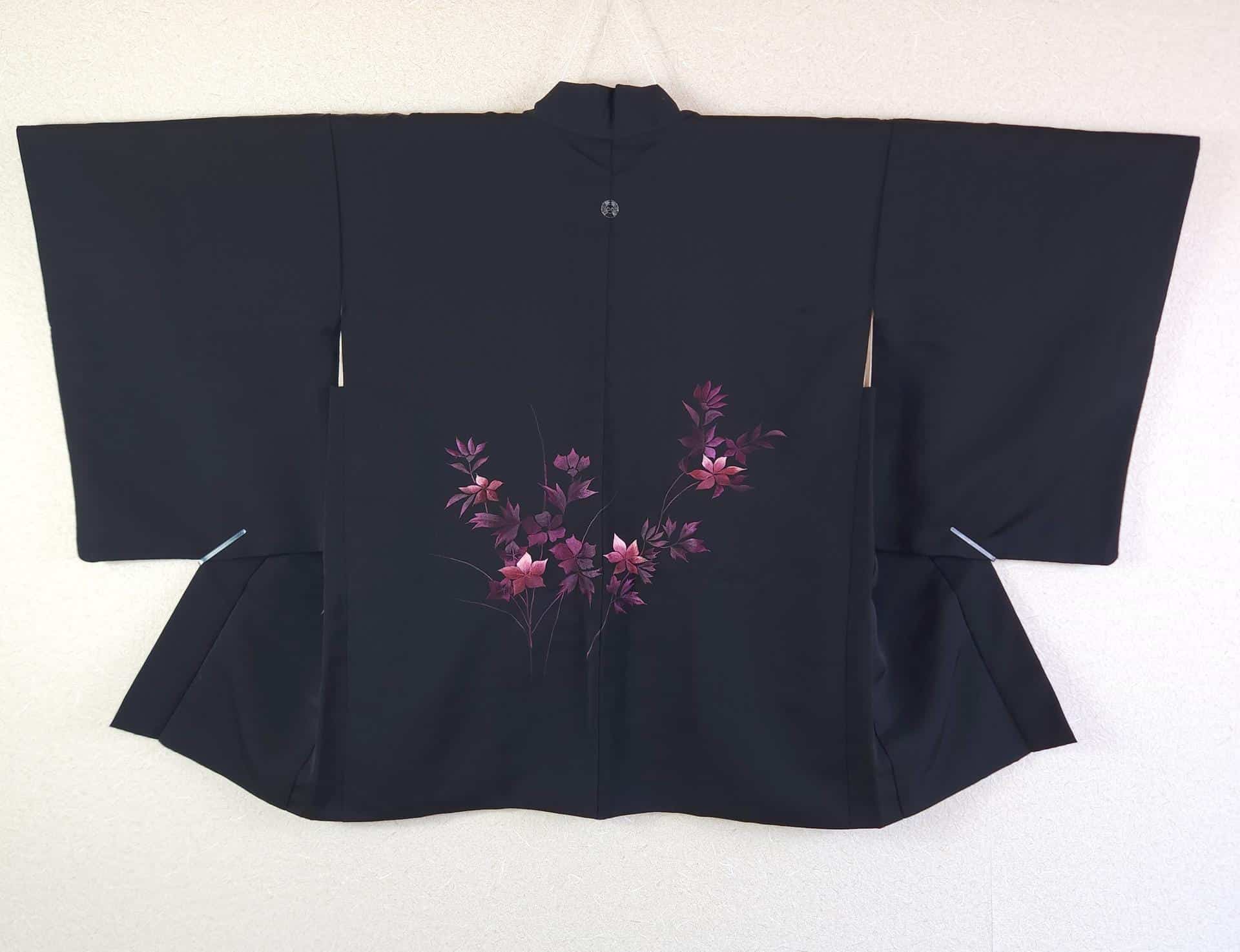 Haori noir brodé fleurs roses violettes