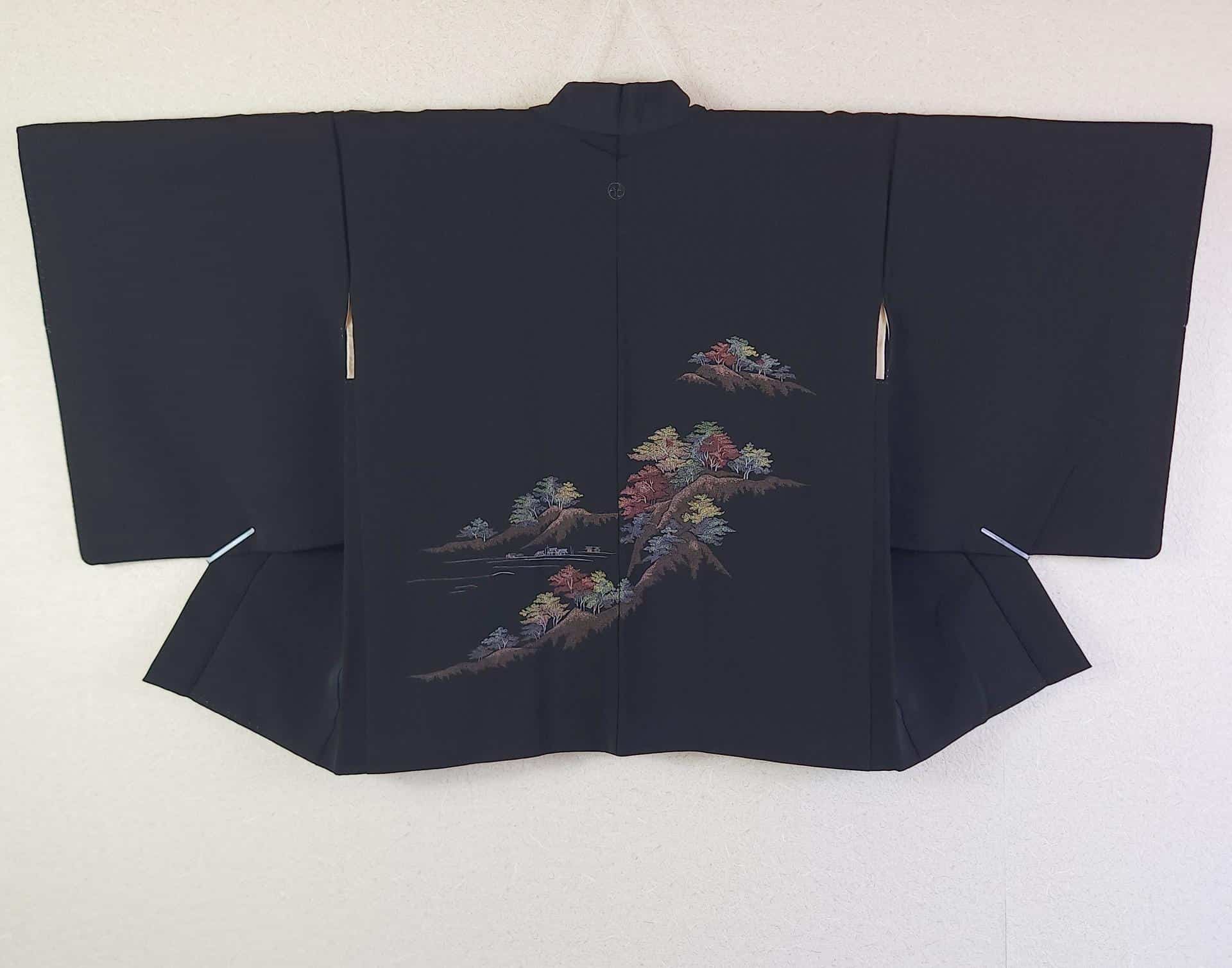 Haori japonais noir brodé forêt d’automne