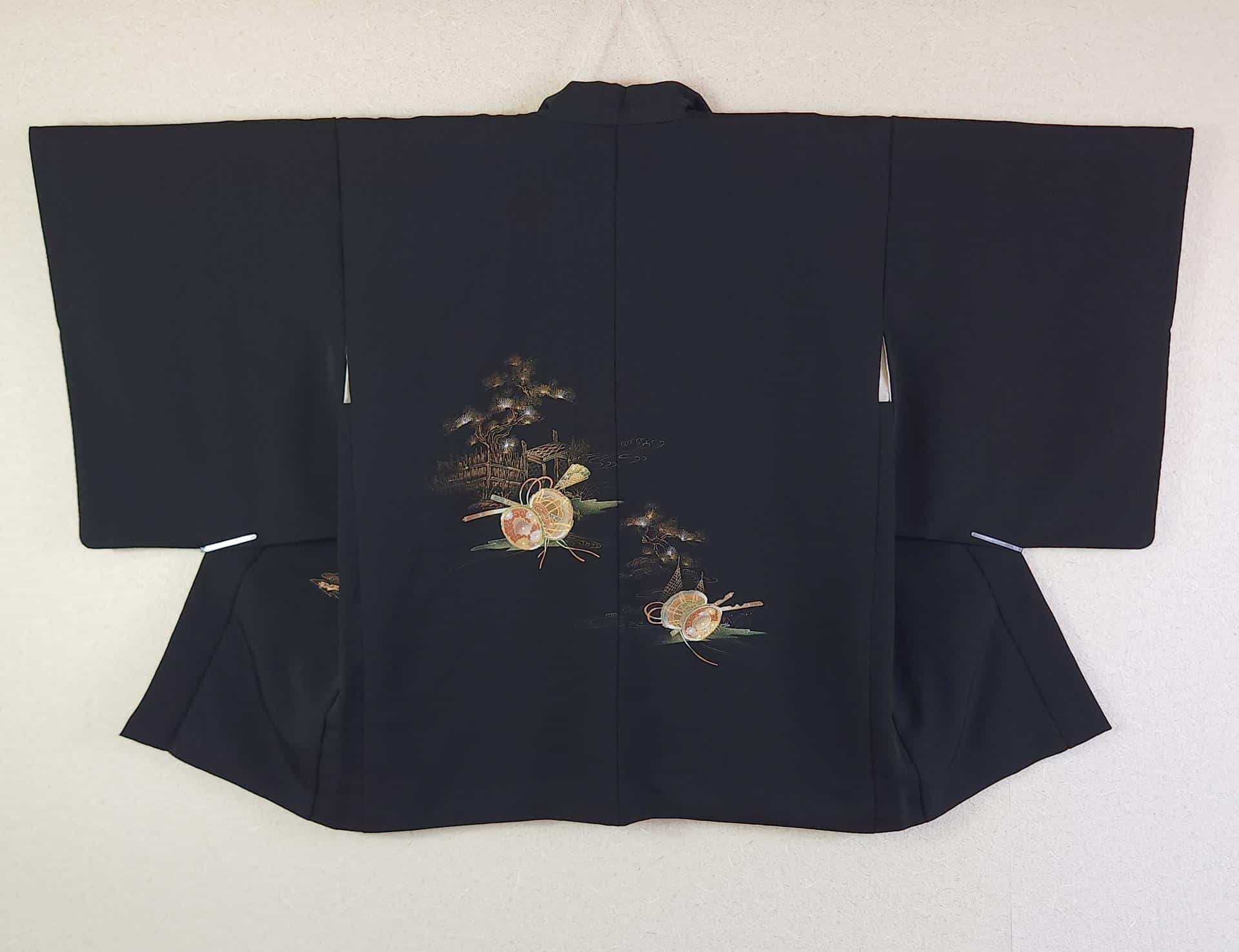 Haori japonais noir Tsuzumi et pins dorés