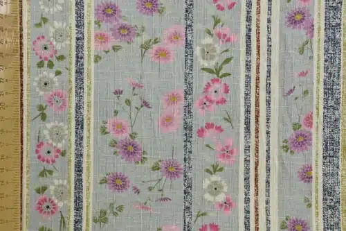 Tissu Japonais marguerites et rayures fond gris, vue à plat avec la règle