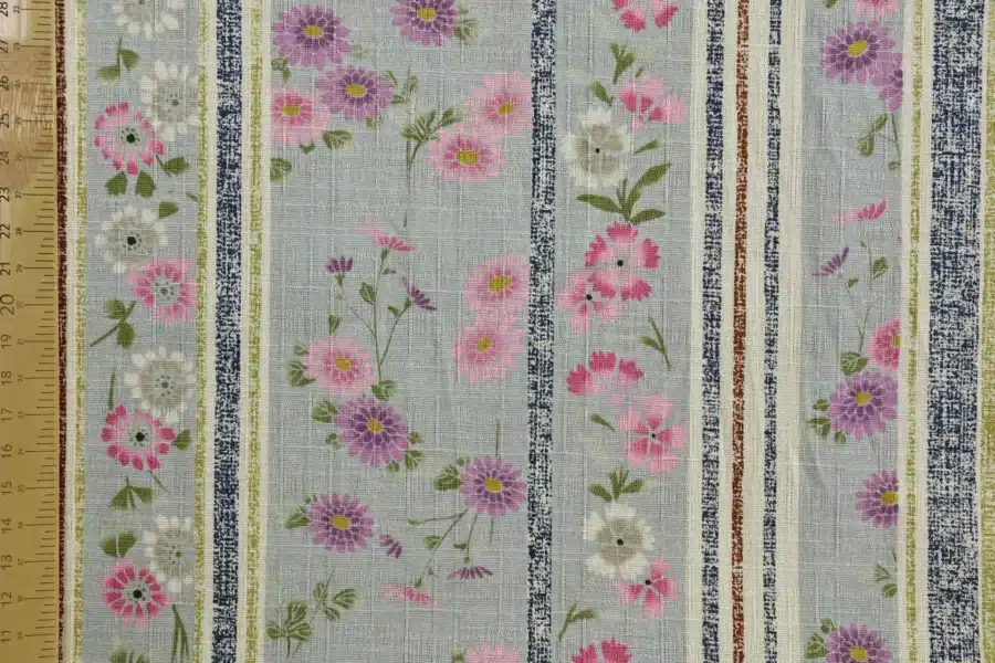 Tissu Japonais marguerites et rayures fond gris, vue à plat avec la règle