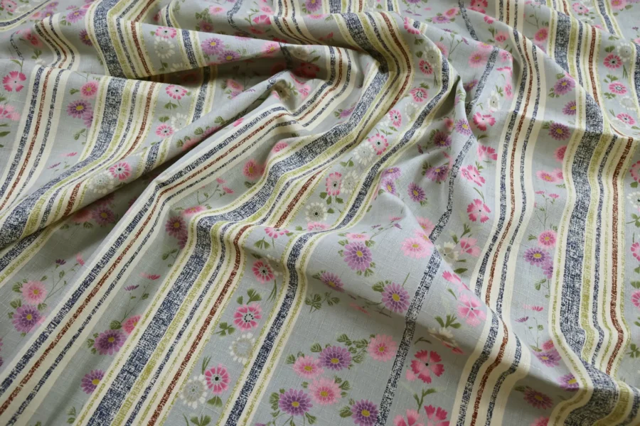 Tissu Japonais marguerites et rayures fond gris, drapé à plat