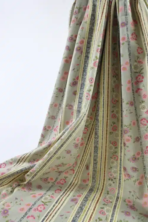 Tissu Japonais marguerites et rayures fond gris, drapé suspendu