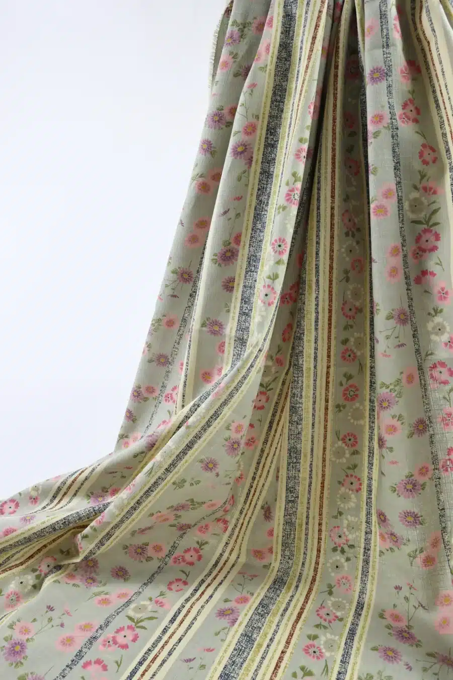 Tissu Japonais marguerites et rayures fond gris, drapé suspendu