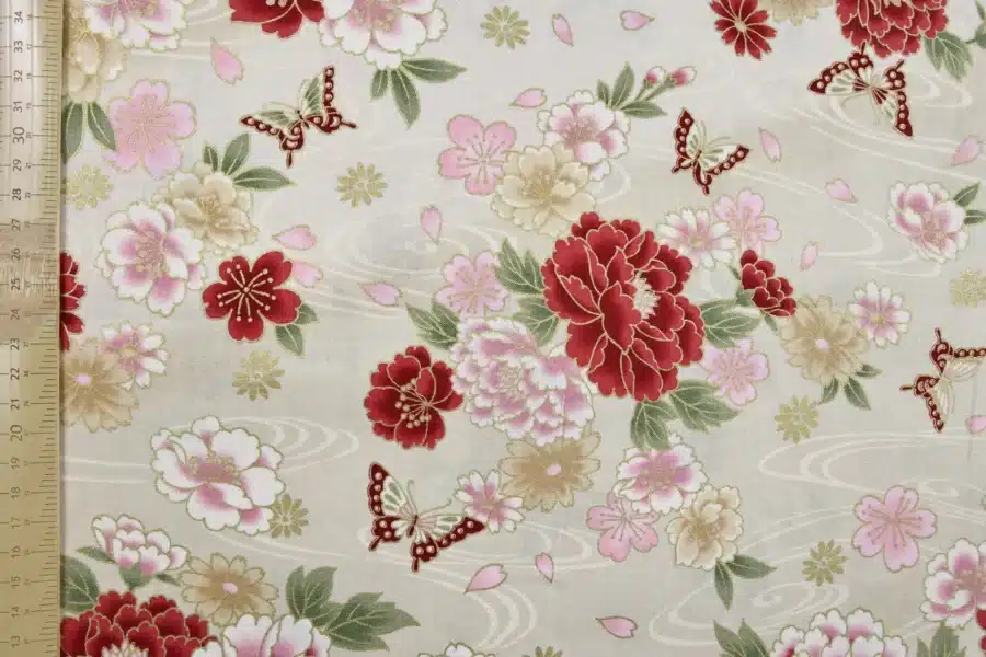 Tissu Japonais pivoines et papillons sur ruisseau ivoire, vue à plat avec la règle