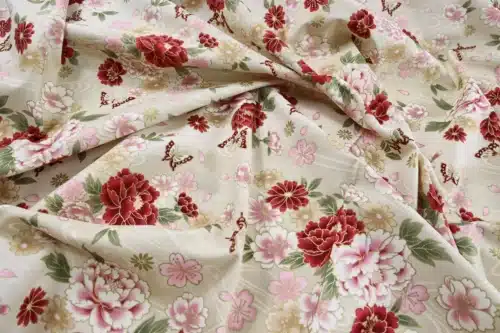 Tissu Japonais pivoines et papillons sur ruisseau ivoire, drapé à plat