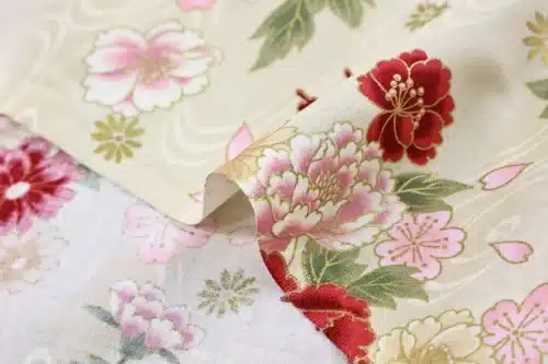 Tissu Japonais pivoines et papillons sur ruisseau ivoire, détail du pli et de la lisière