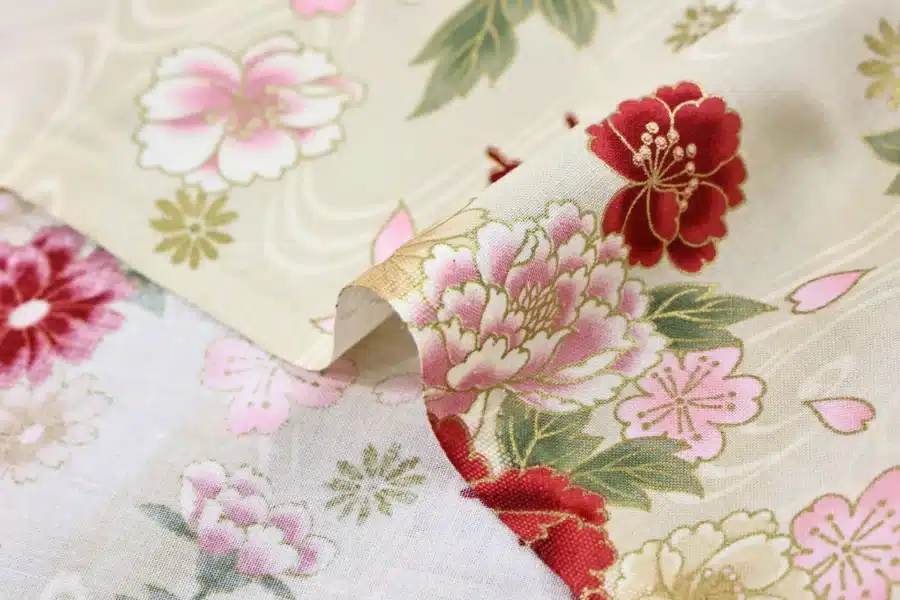 Tissu Japonais pivoines et papillons sur ruisseau ivoire, détail du pli et de la lisière