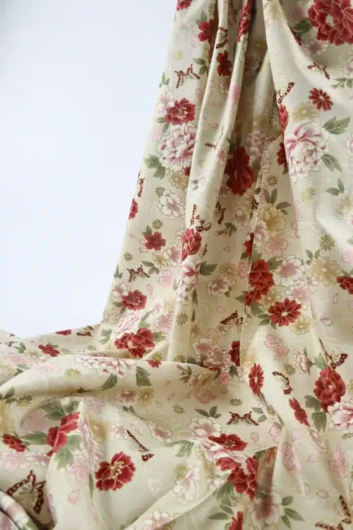 Tissu Japonais pivoines et papillons sur ruisseau ivoire, drapé suspendu