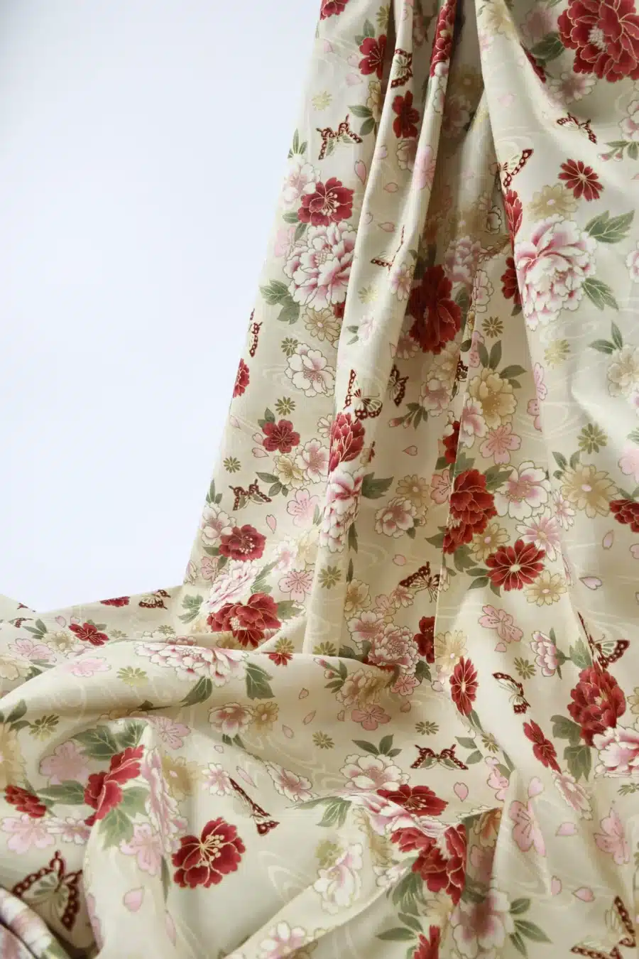 Tissu Japonais pivoines et papillons sur ruisseau ivoire, drapé suspendu
