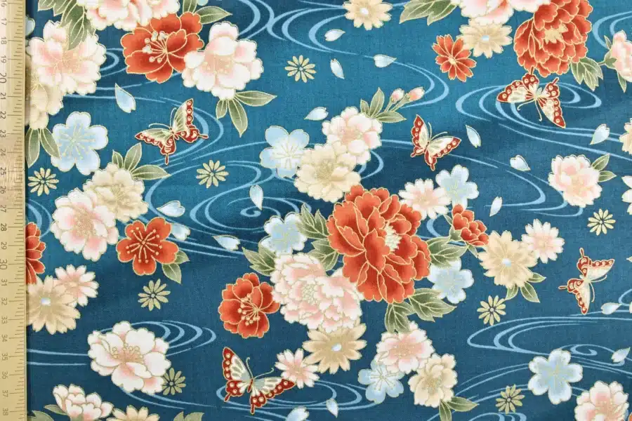 Tissu Japonais pivoines et papillons sur ruisseau bleu canard, vue à plat avec la règle