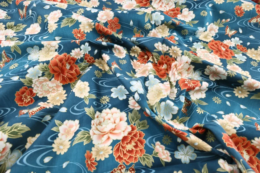 Tissu Japonais pivoines et papillons sur ruisseau bleu canard, drapé à plat