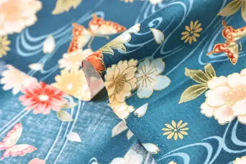 Tissu Japonais pivoines et papillons sur ruisseau bleu canard, détail du pli et de la lisière