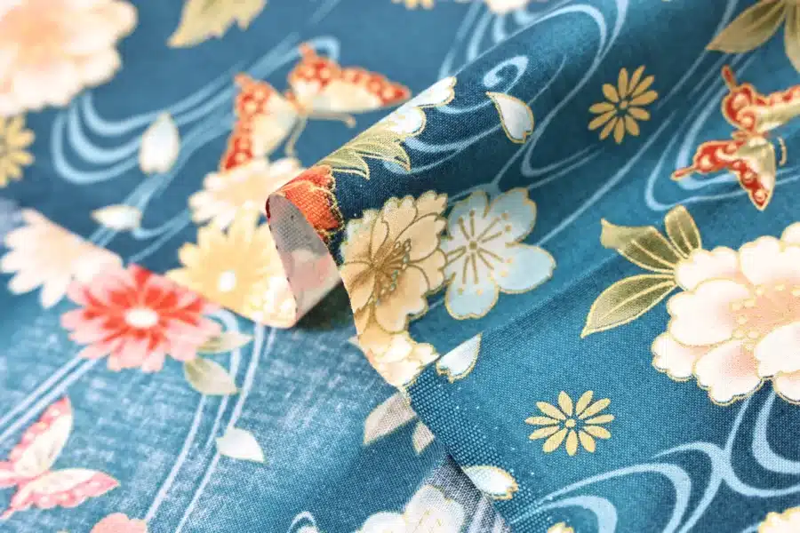 Tissu Japonais pivoines et papillons sur ruisseau bleu canard, détail du pli et de la lisière