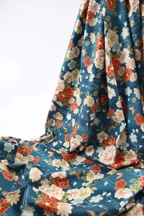 Tissu Japonais pivoines et papillons sur ruisseau bleu canard, drapé suspendu