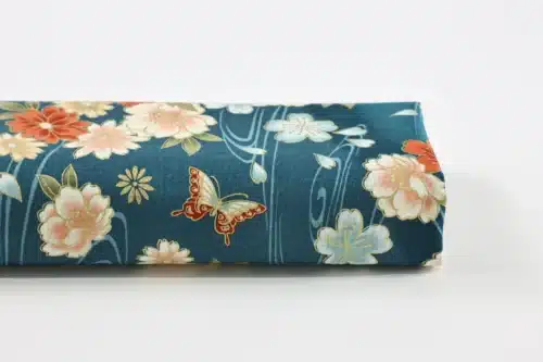 Tissu Japonais pivoines et papillons sur ruisseau bleu canard, rouleau de tissu