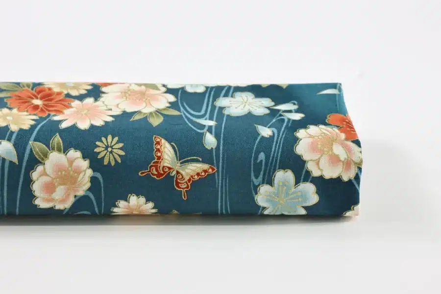 Tissu Japonais pivoines et papillons sur ruisseau bleu canard, rouleau de tissu