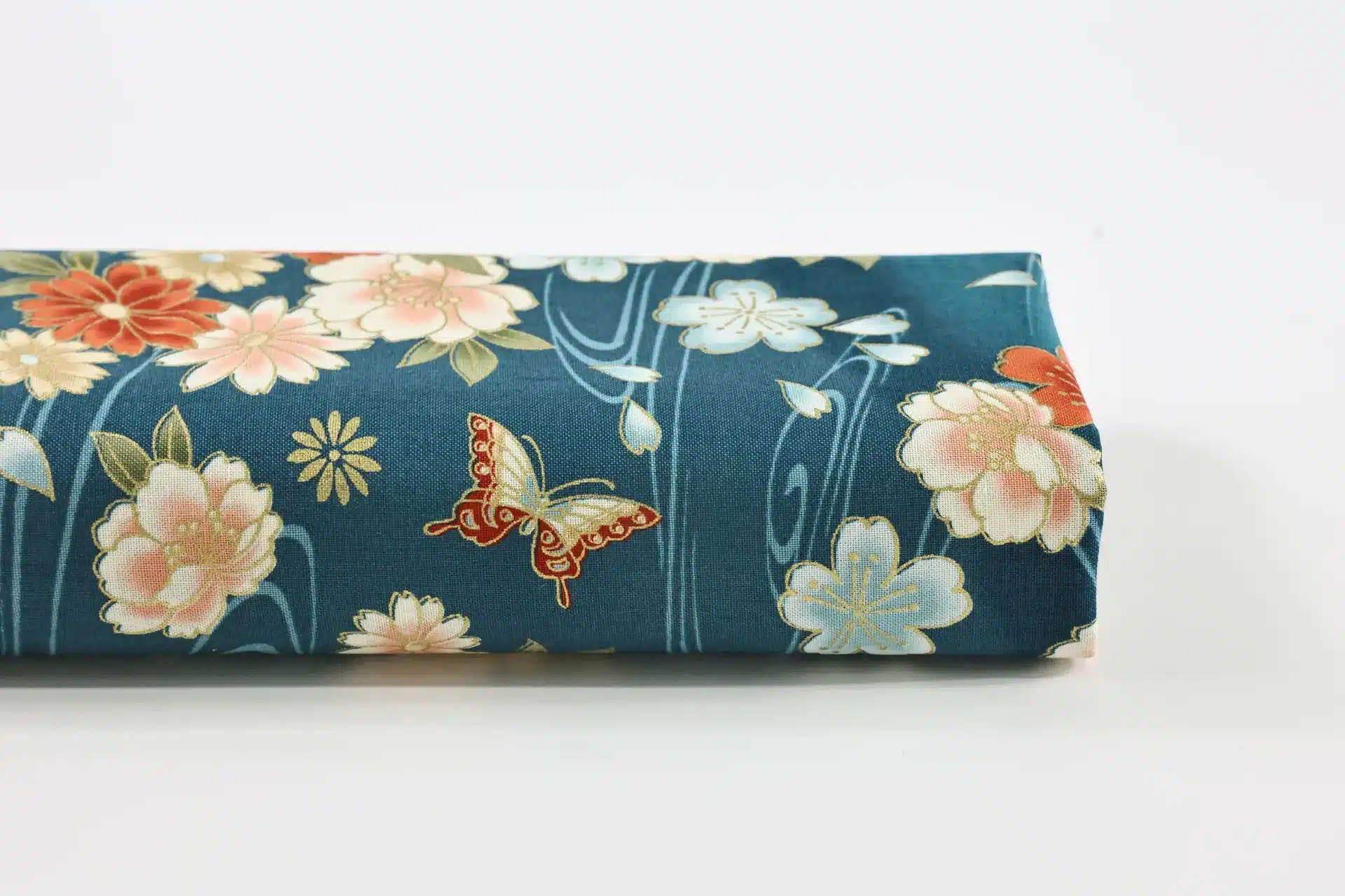 Tissu Japonais pivoines et papillons sur ruisseau bleu canard, rouleau de tissu
