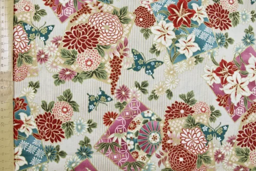Tissu Japonais lys et papillons fond beige, vue à plat avec la règle