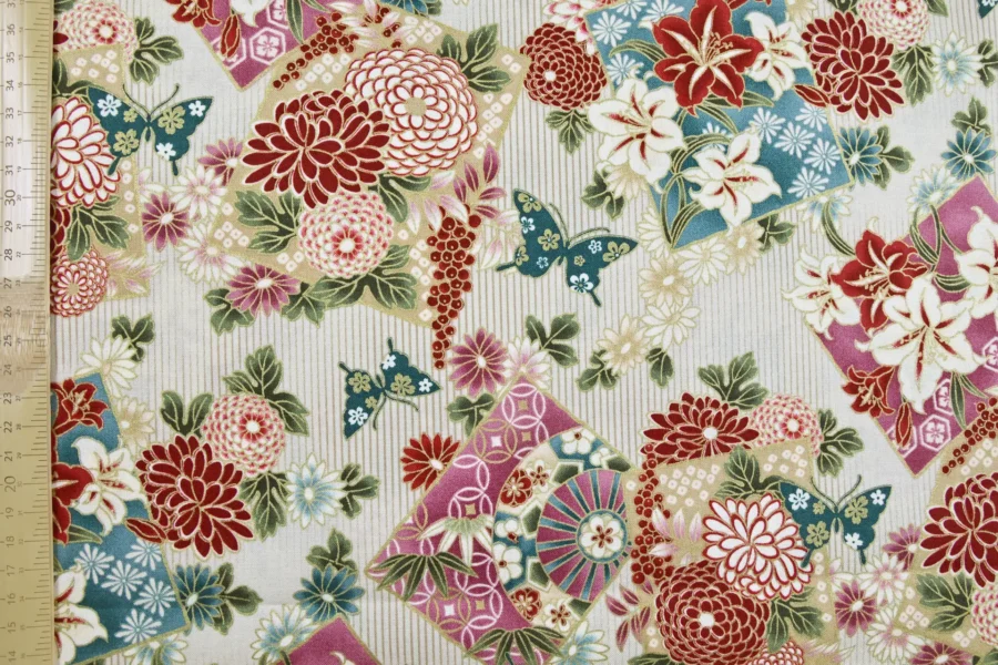 Tissu Japonais lys et papillons fond beige, vue à plat avec la règle