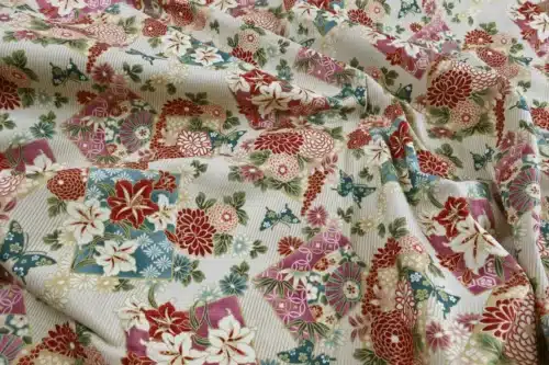 Tissu Japonais lys et papillons fond beige, drapé à plat